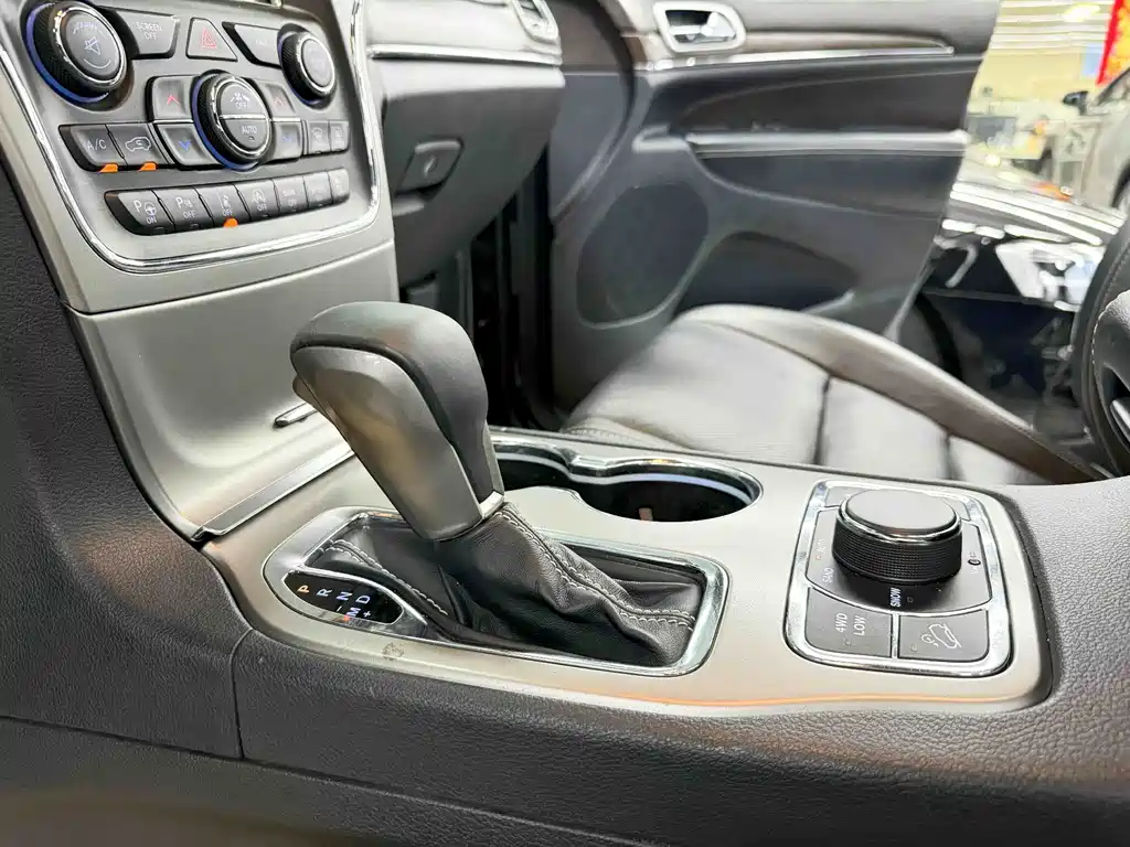 Jeep Grand Cherokee 2018 — фото 12