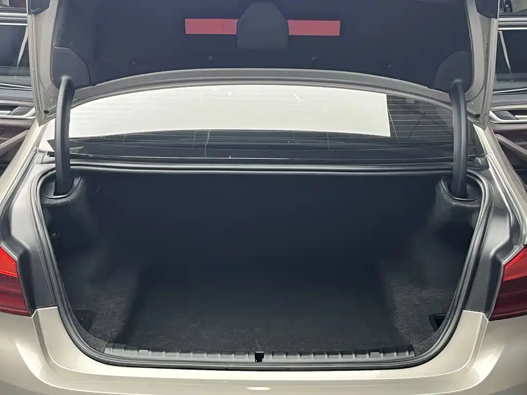 BMW 5 Series 2018 — фото 28