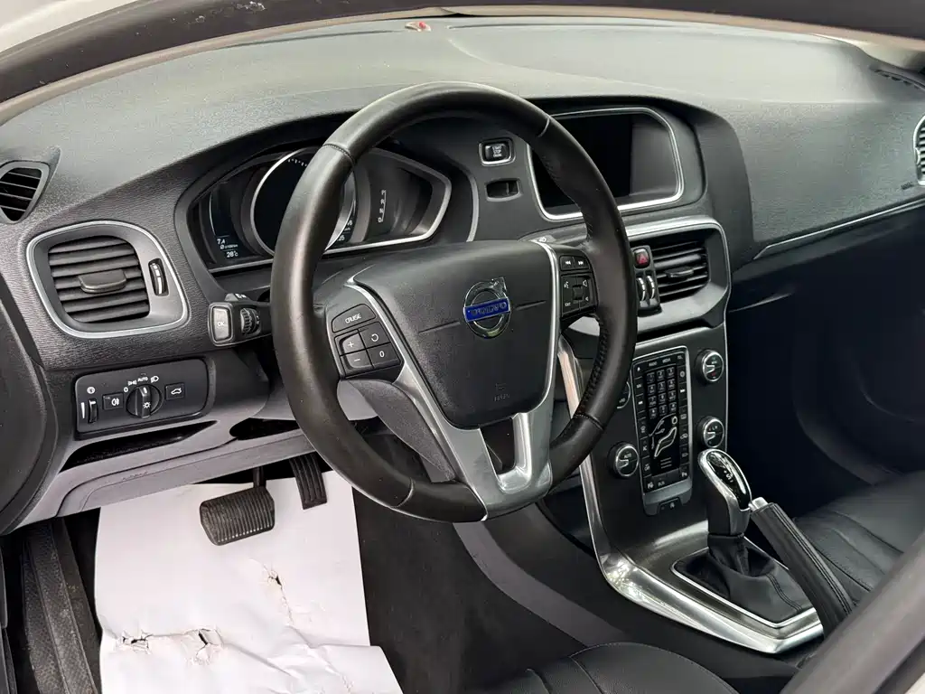 Volvo V40 2015 — фото 11