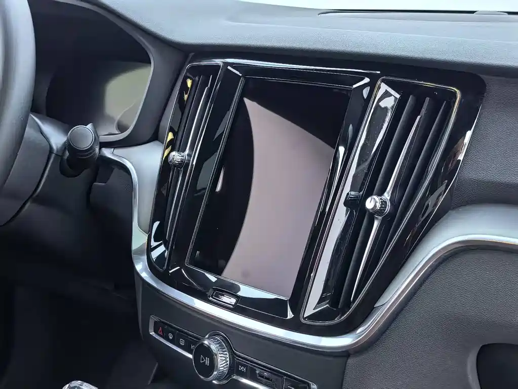 Volvo S60 2023 — фото 6