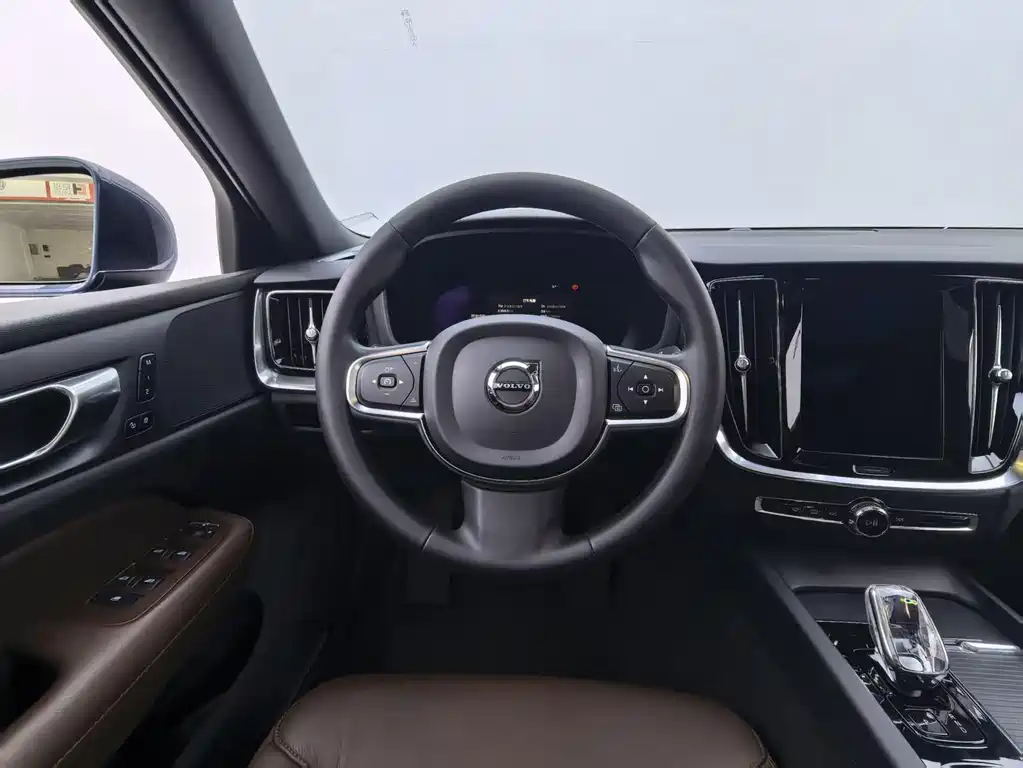 Volvo S60 2023 — фото 10