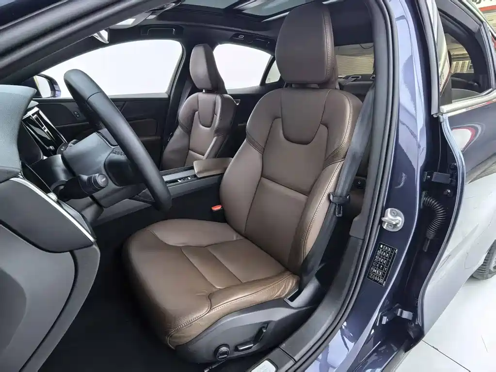 Volvo S60 2023 — фото 17