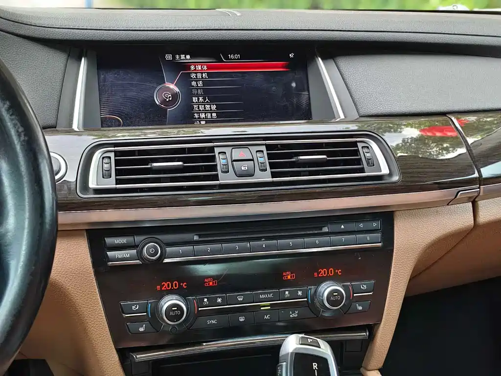 BMW 7 Series 2015 — фото 27