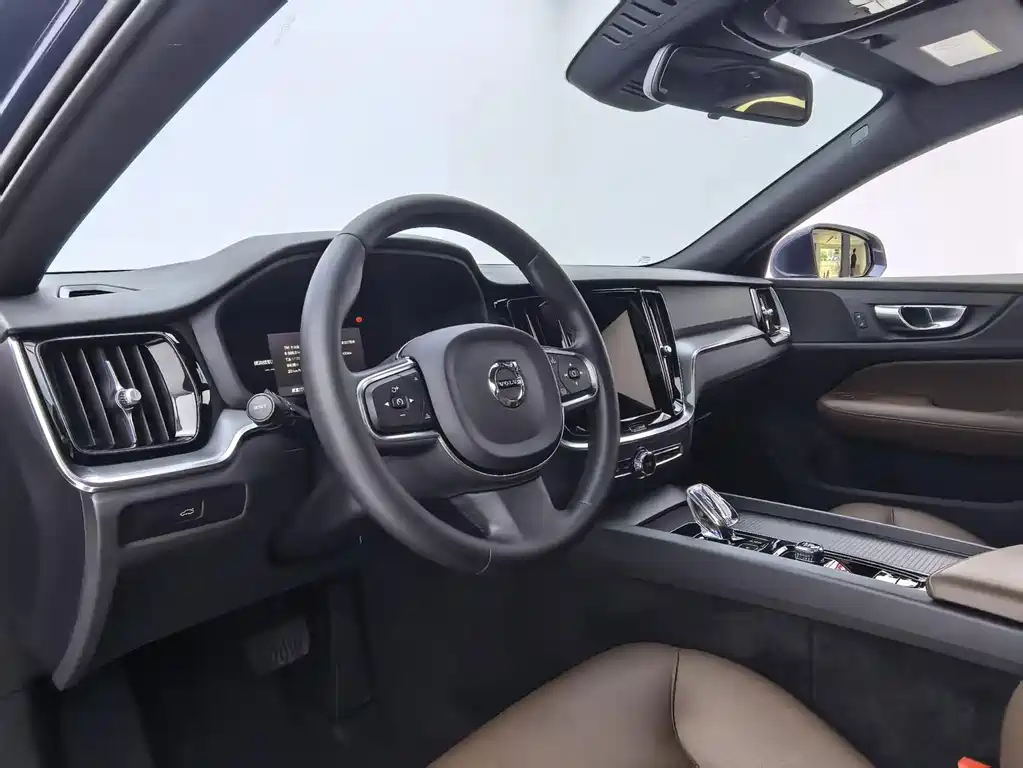 Volvo S60 2023 — фото 14