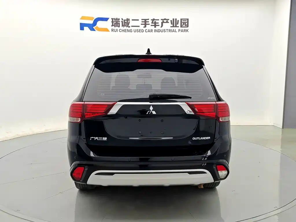 Mitsubishi Outlander 2023 — фото 4