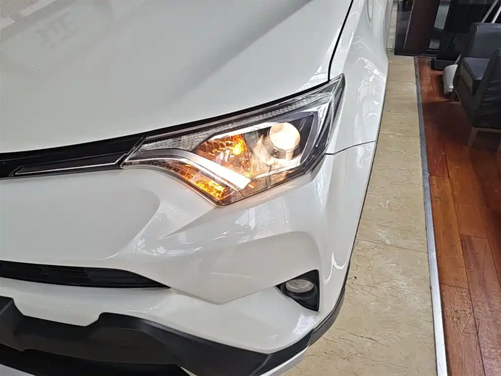 Toyota RAV4 2017 — фото 24