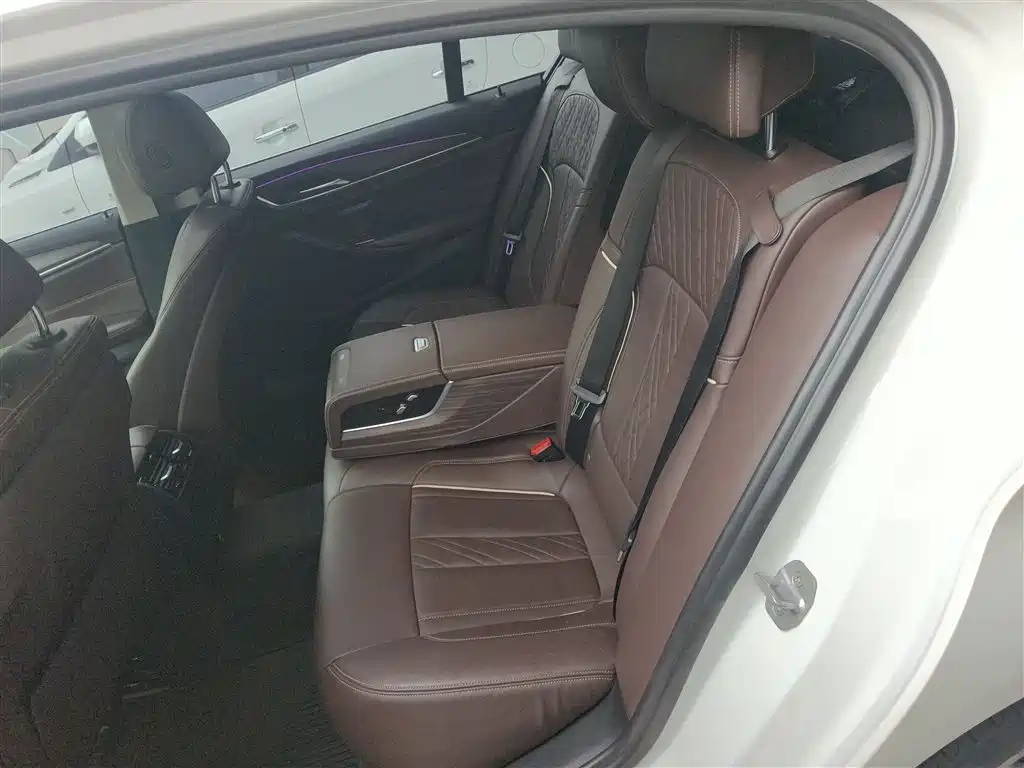 BMW 5 Series 2018 — фото 13