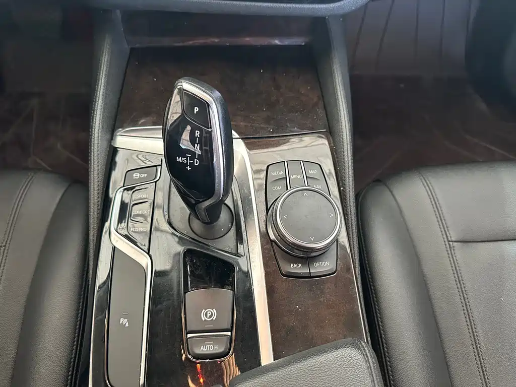 BMW 5 Series 2018 — фото 28