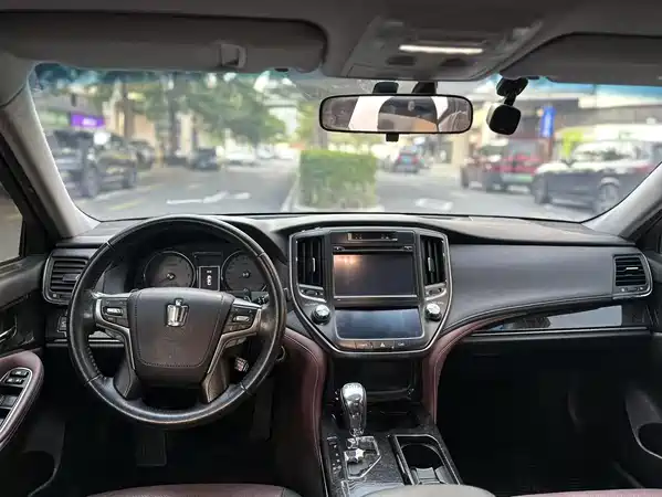 Toyota Crown 2018