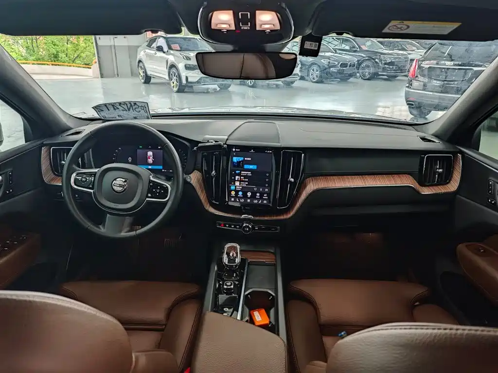 Volvo XC60 2022 — фото 13
