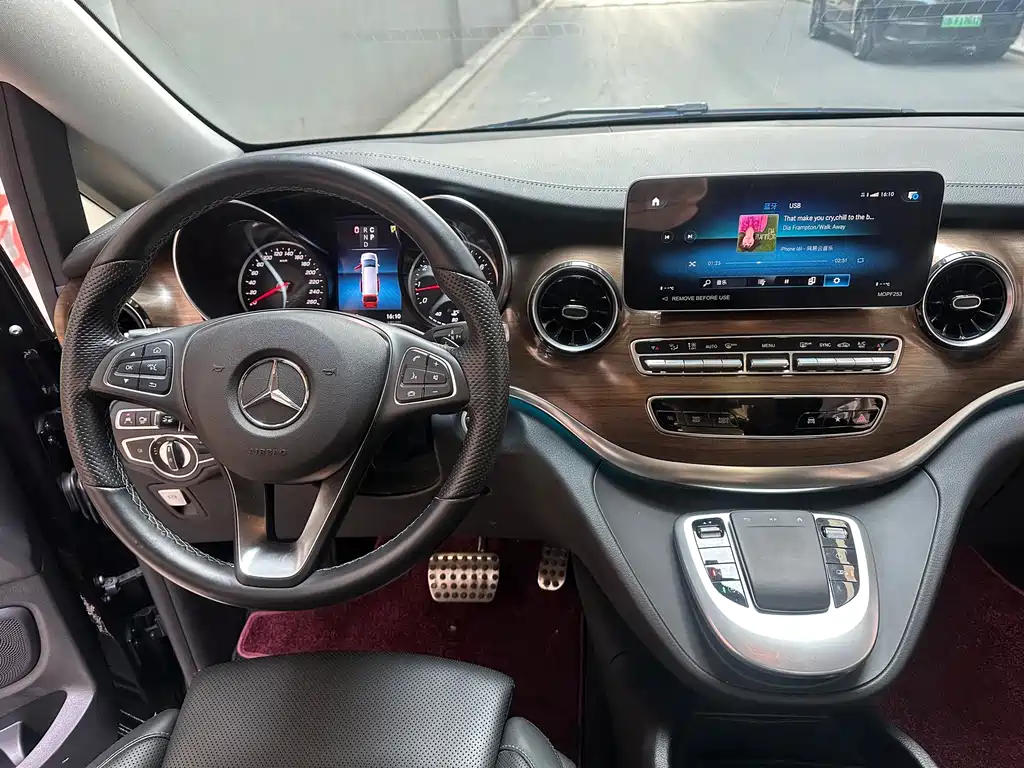 Mercedes-Benz V-Class 2024 — фото 15