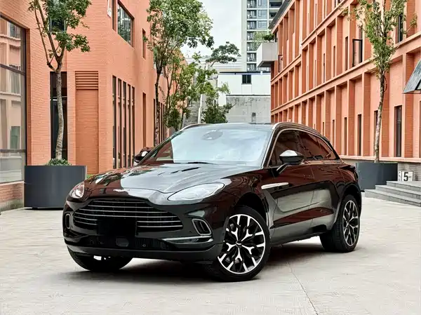 Aston Martin DBX 2021