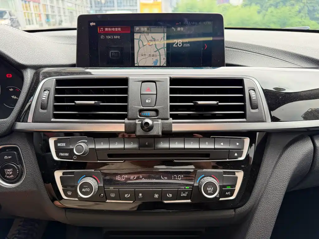 BMW 3 Series 2018 — фото 15