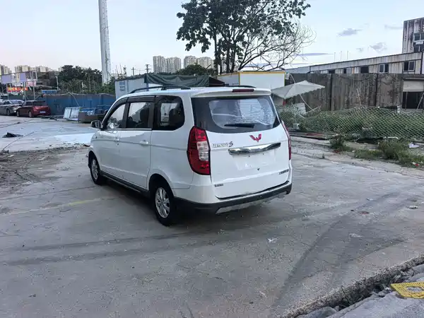 Wuling Hongguang 2015