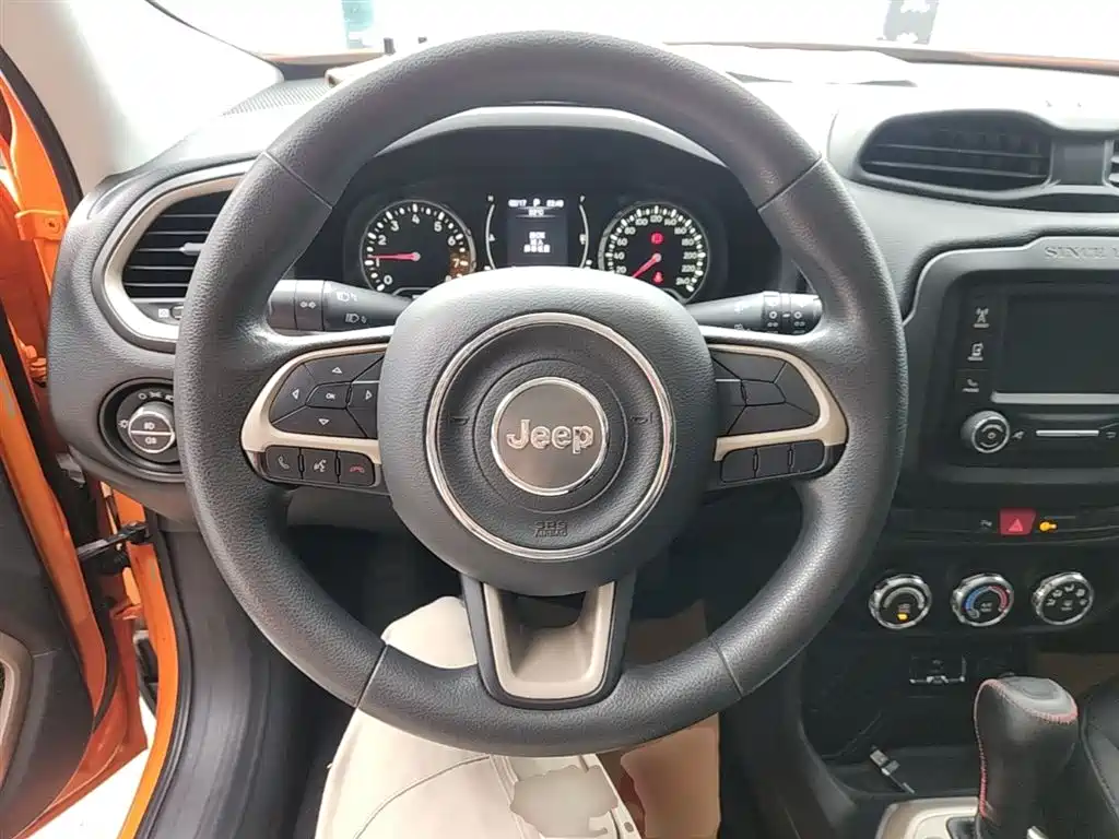 Jeep Renegade 2016 — фото 11