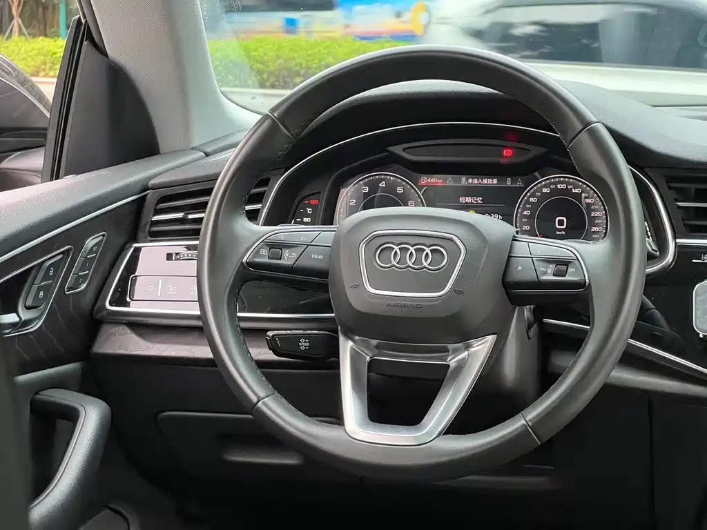 Audi Q8 2023 — фото 19