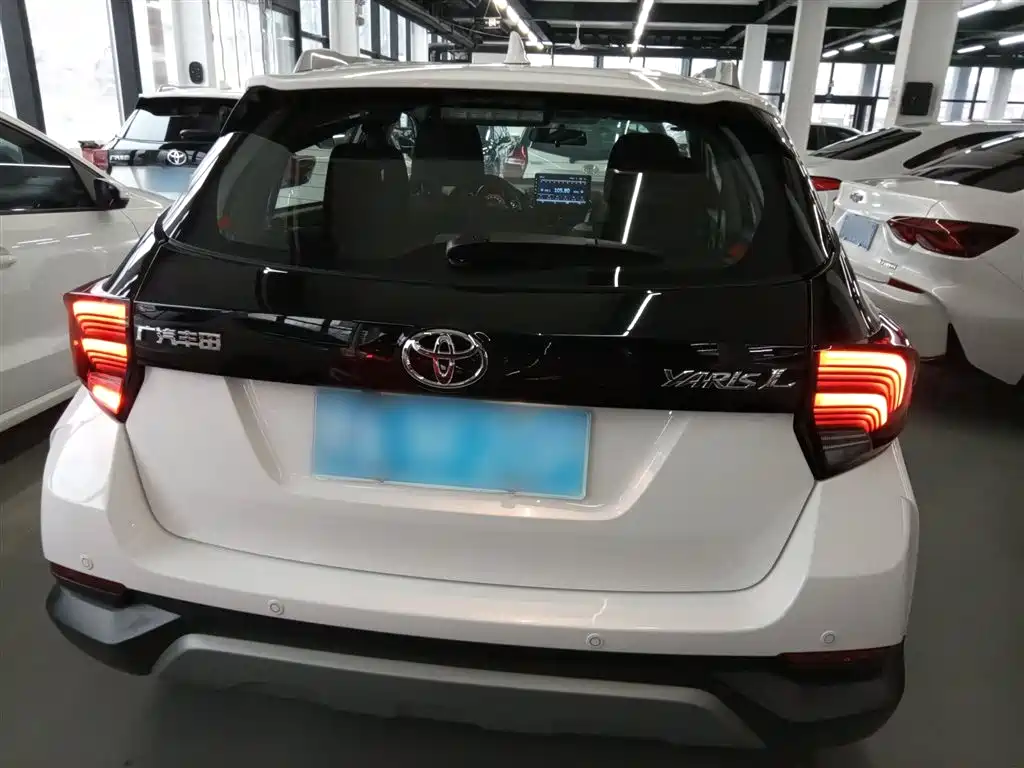 Toyota Yaris L 2022 — фото 6