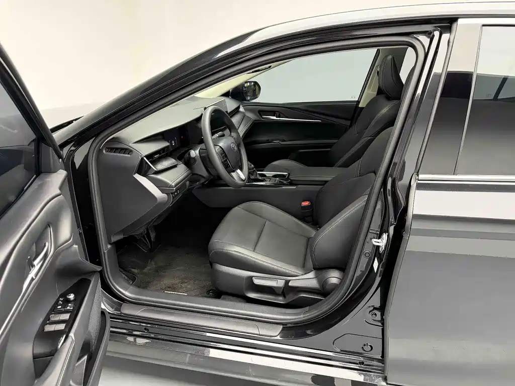 Toyota Camry 2025 — фото 13
