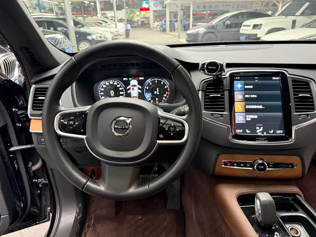 Volvo XC90 2022 — фото 15