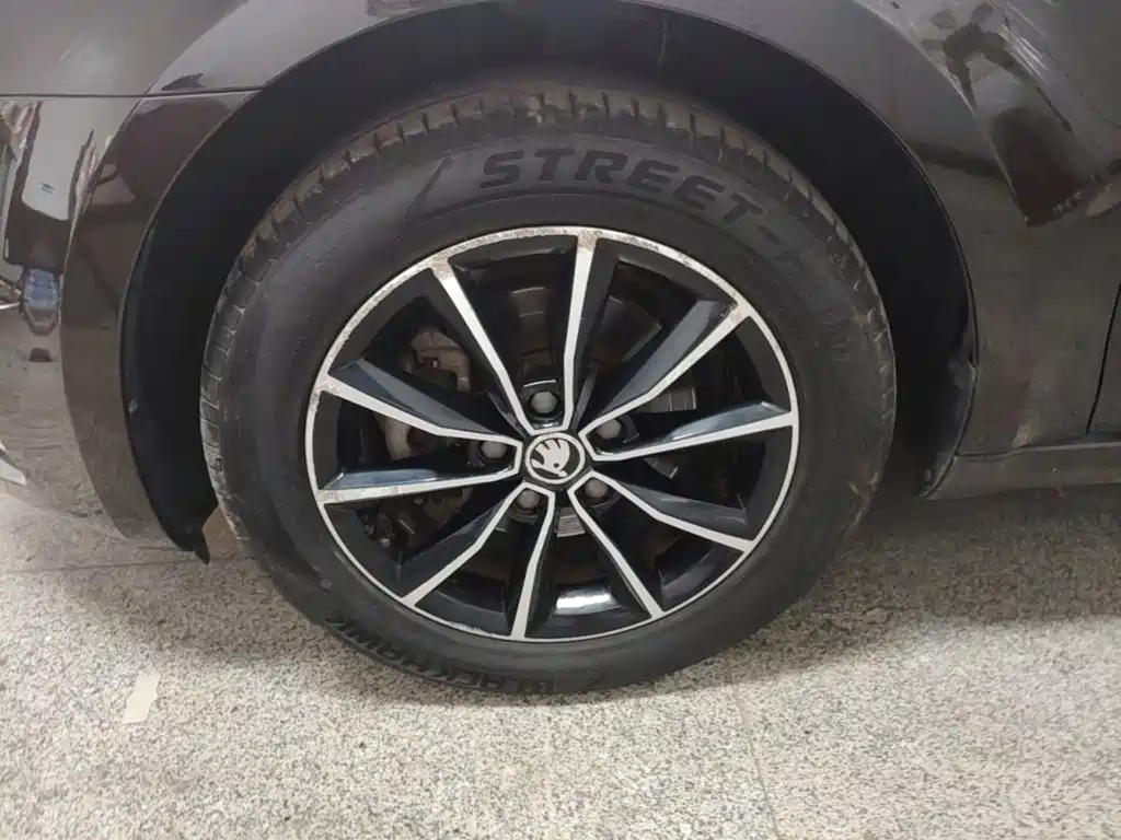 Skoda Octavia 2017 — фото 23