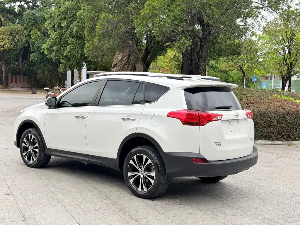Toyota RAV4 2016 — фото 12