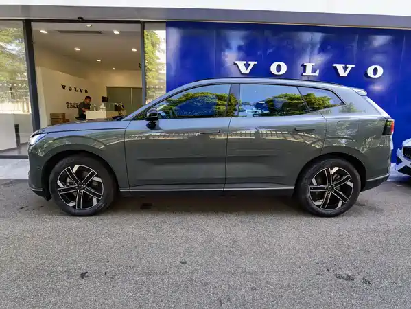 Volvo XC70 Plug-In Hybrid 2025
