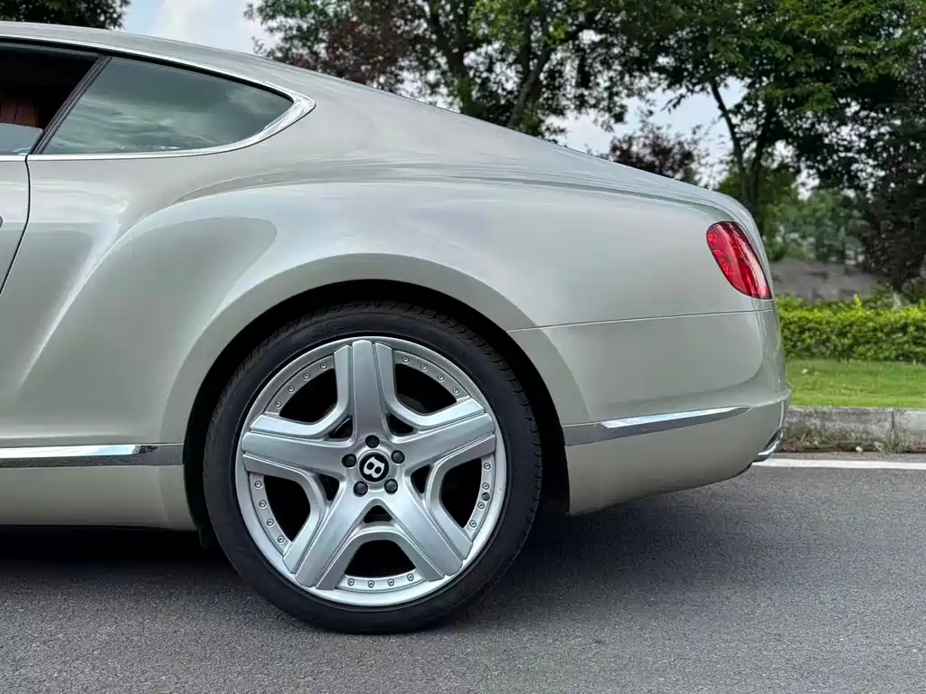 Bentley Continental 2012 — фото 21