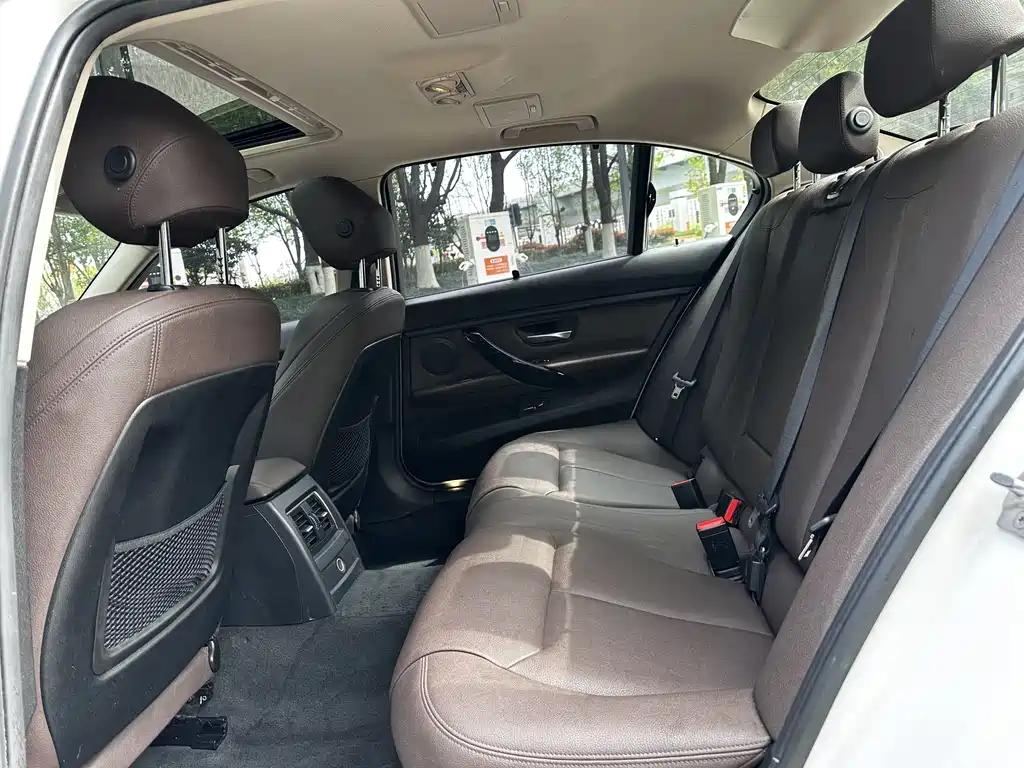 BMW 3 Series 2018 — фото 10
