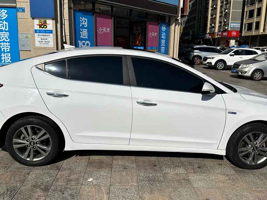 Hyundai Elantra 2017 — фото 14
