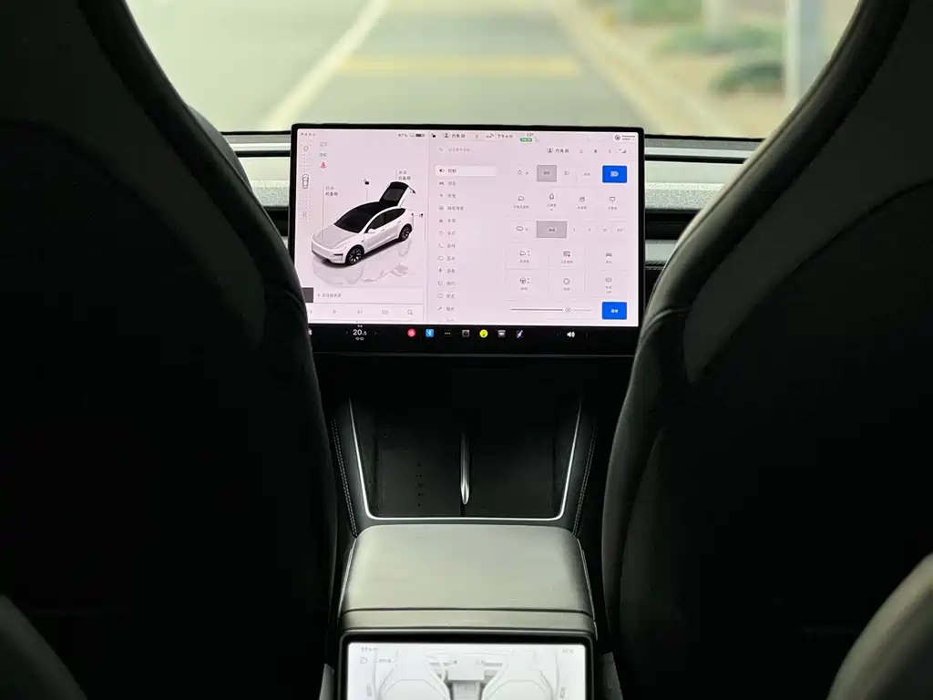 Tesla Model Y L 2026 — фото 6