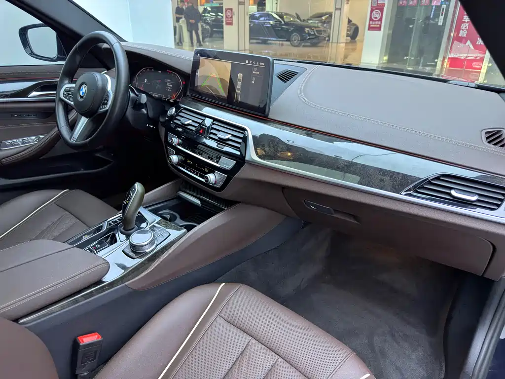 BMW 5 Series 2021 — фото 11