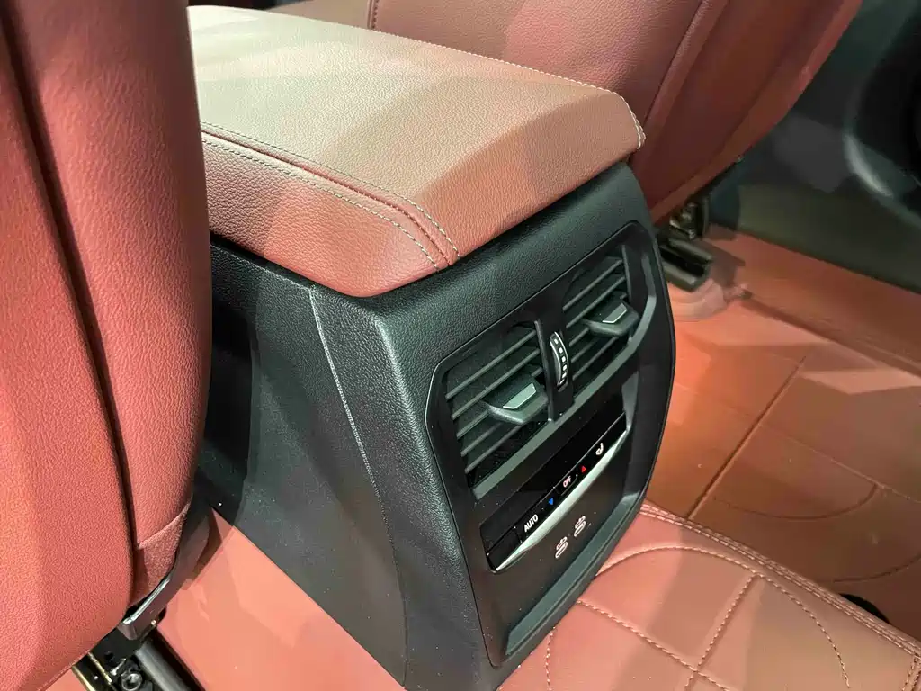 BMW 3 Series 2025 — фото 16