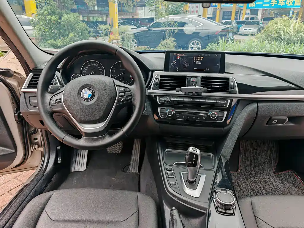 BMW 3 Series 2017 — фото 11