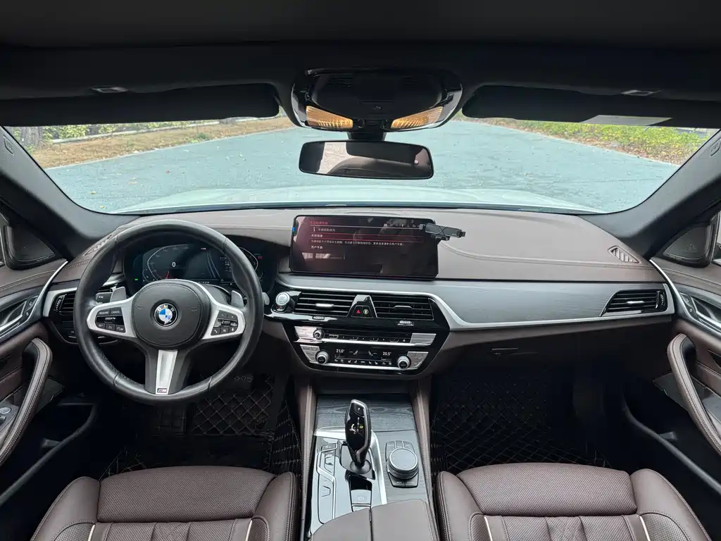 BMW 5 Series 2022 — фото 12