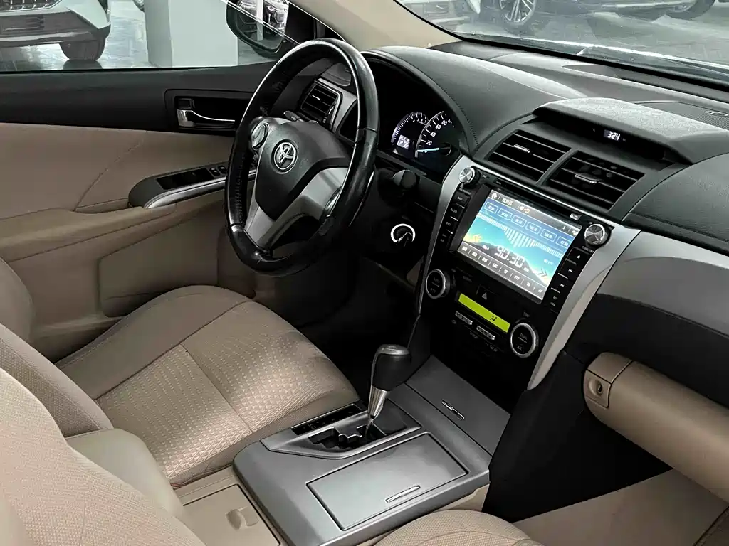 Toyota Camry 2013 — фото 14