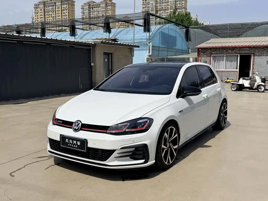Volkswagen Golf GTI 2018 — фото 1