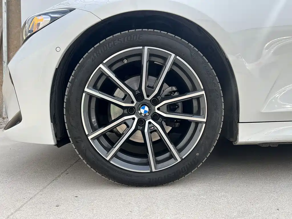 BMW 3 Series 2025 — фото 12