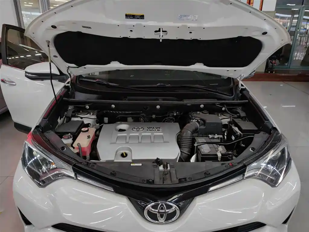 Toyota RAV4 2019 — фото 16