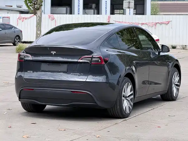Tesla Model Y 2025