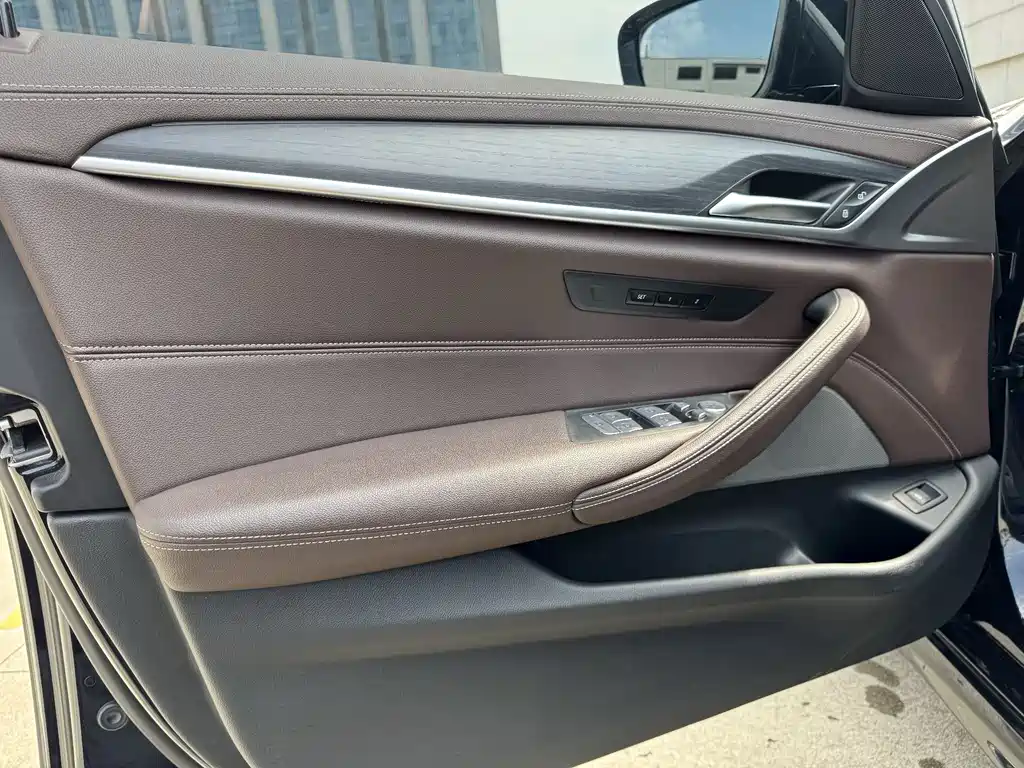 BMW 5 Series 2021 — фото 10