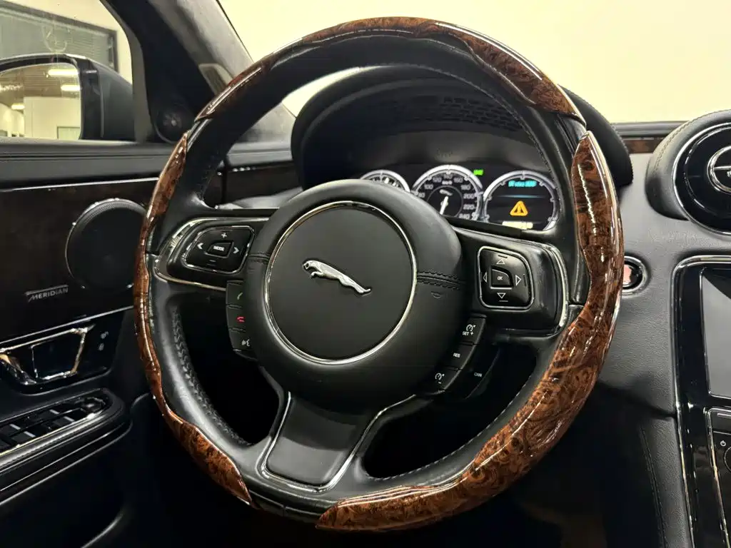 Jaguar XJ 2014 — фото 15