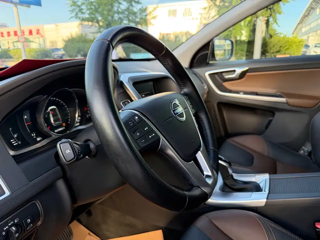Volvo XC60 2017 — фото 12