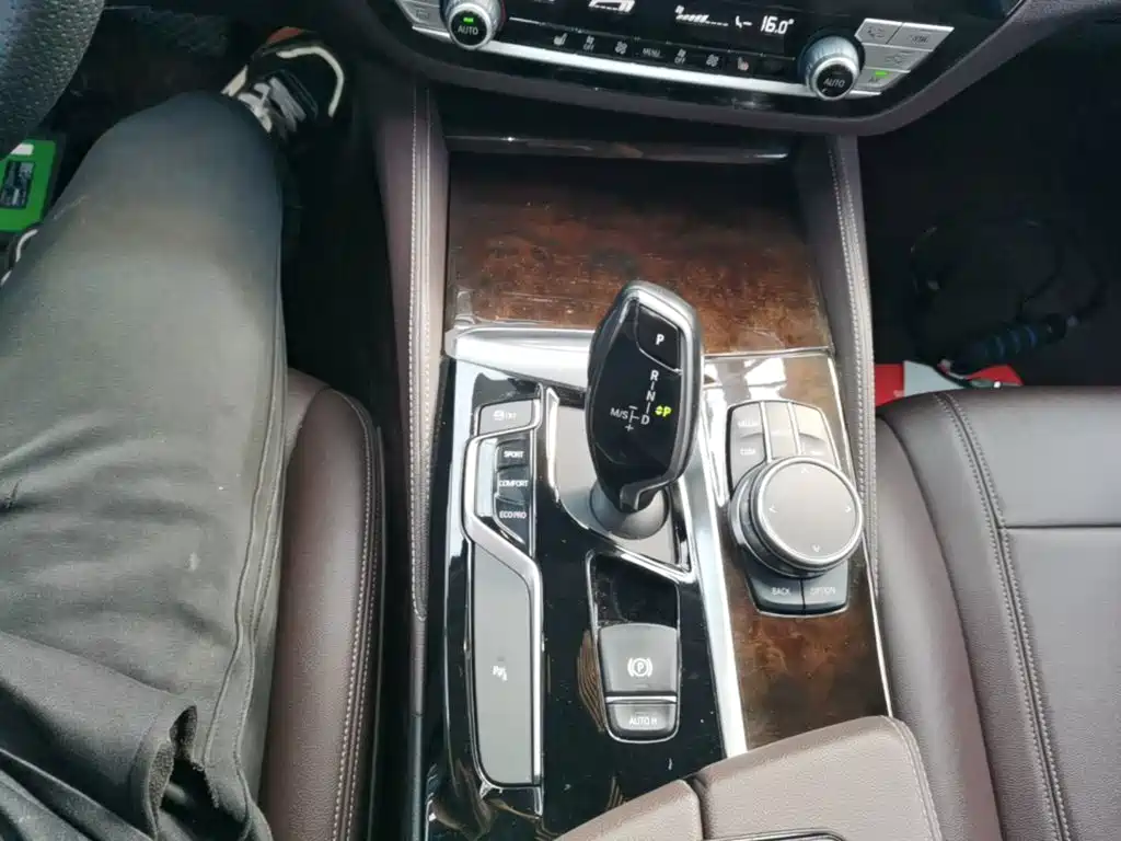 BMW 5 Series 2019 — фото 10