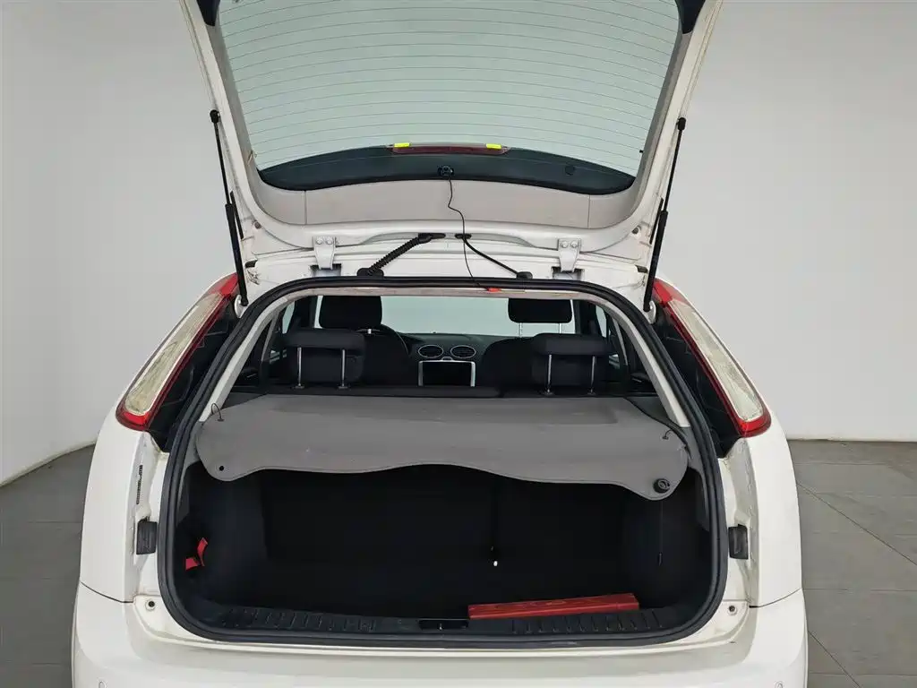 Ford Focus 2014 — фото 16