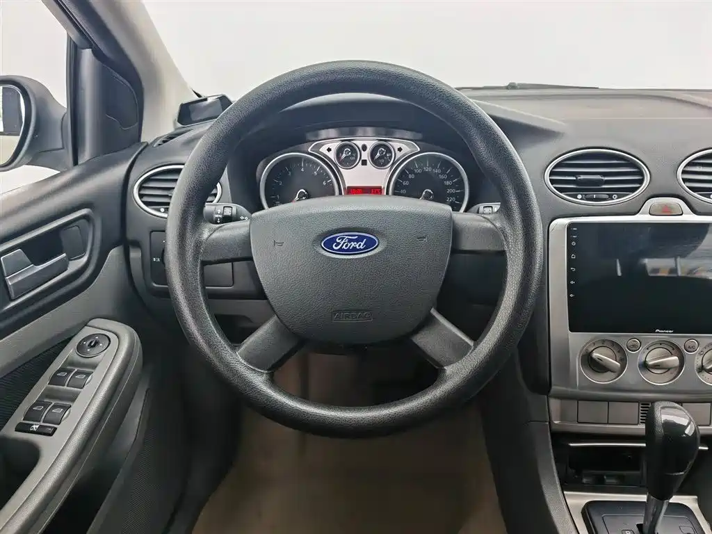Ford Focus 2014 — фото 11