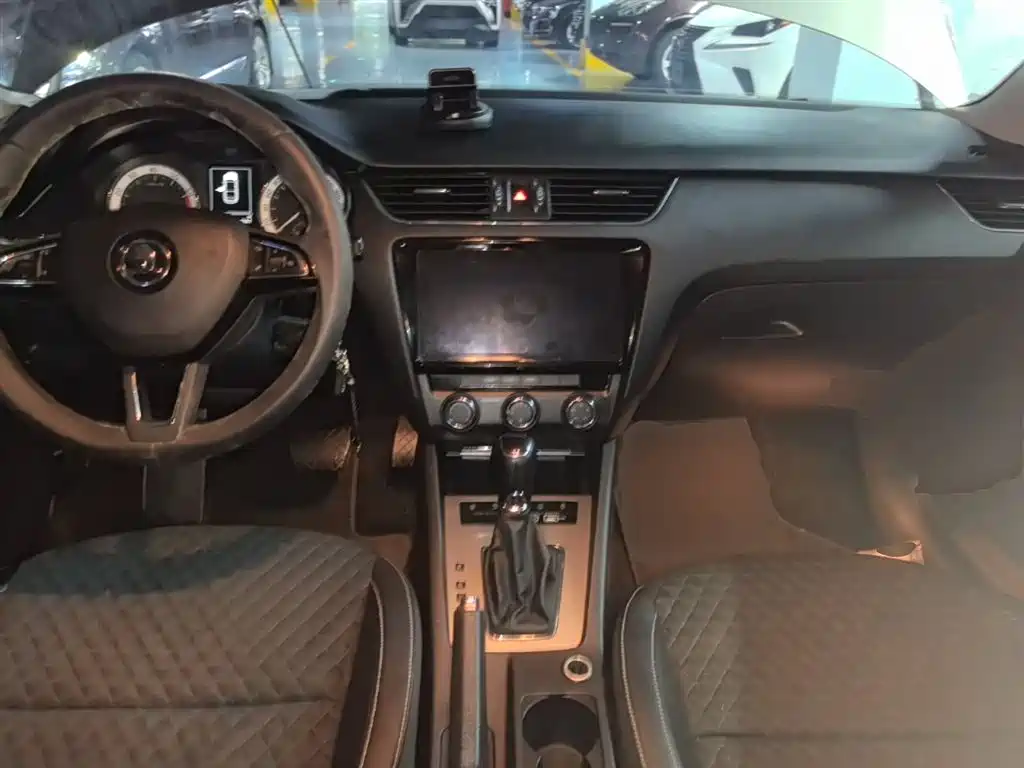 Skoda Octavia 2020 — фото 10