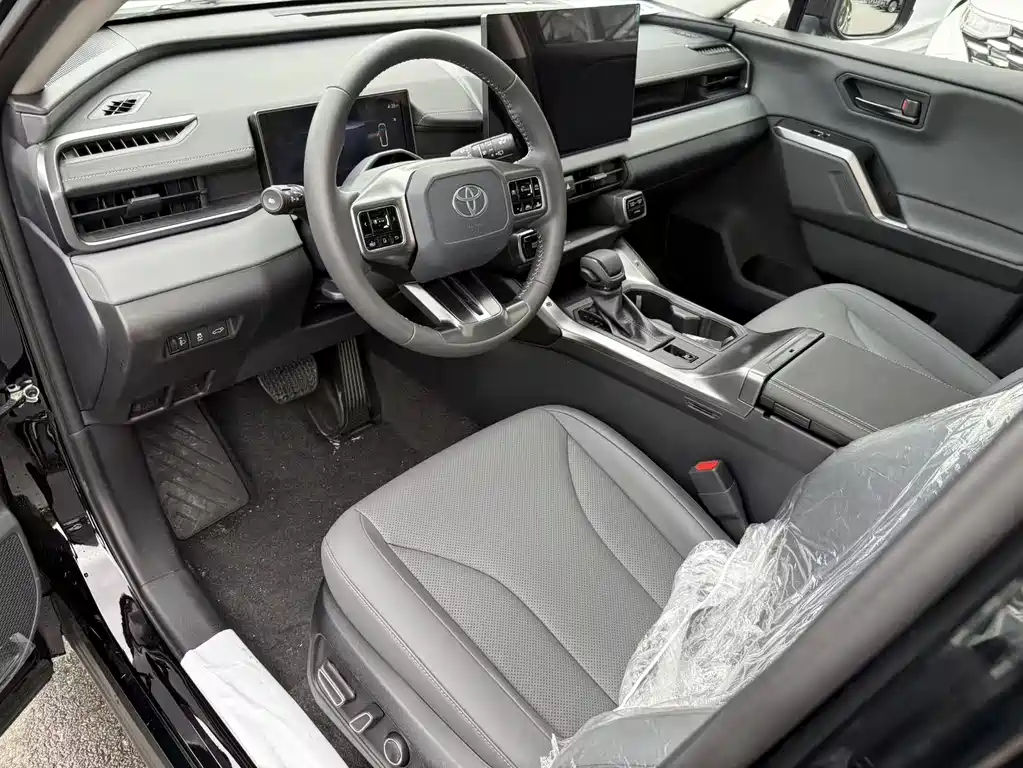 Toyota RAV4 — фото 11