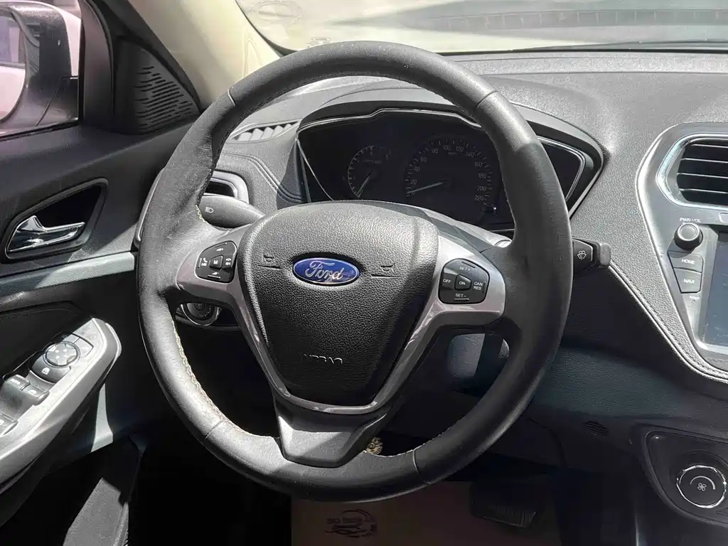 Ford Escort 2017 — фото 14