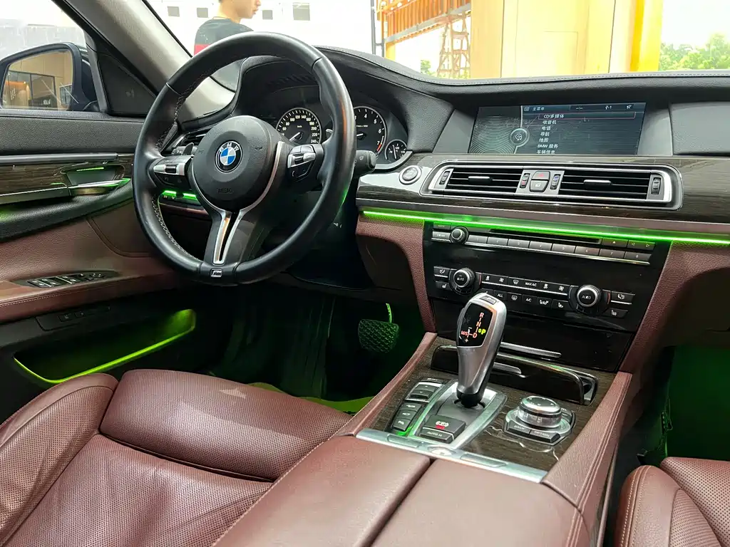 BMW 7 Series 2012 — фото 26