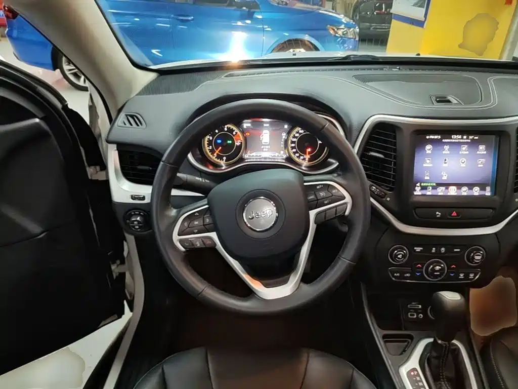 Jeep Cherokee 2017 — фото 11